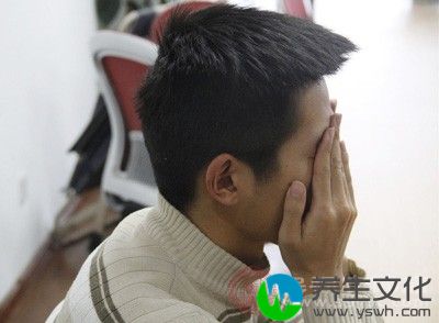 当过度疲劳、情绪不稳定及休息不足时，会导致眼轮匝肌及眼睑皮肤的静脉血流淤塞，静脉血的颜色较暗