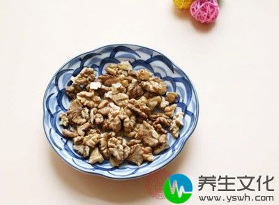 核桃仁(胡桃仁)60克，黄芪30克