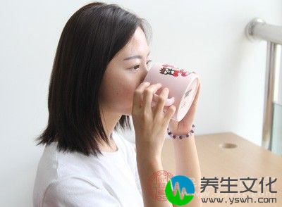 目前市场上所售的内服药物,多为抑制雌激素分泌、舒肝理气类的产品,其本身对副乳的治疗针对性不强,且内服药物一般无法直达副乳淤积肿块部位