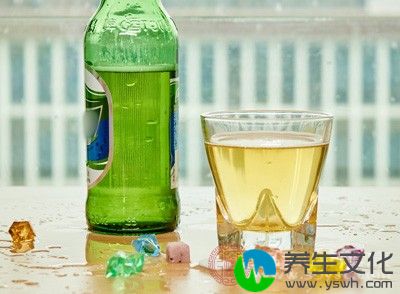 取适量啤酒，倒入盆中不加水