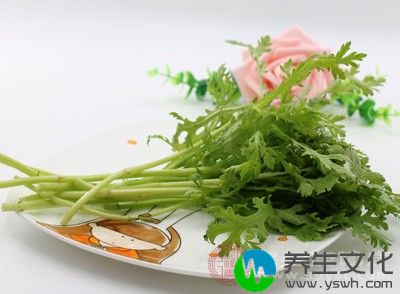 、依据病情的寒热选择不同的食物:如属寒者用生姜、芥末等;属热者用白菜、苘蒿、萝卜、竹笋、柿子、梨等;体虚者可用枇杷、百合、胡桃仁、蜂蜜、猪肺等