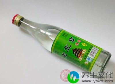 把耳部的脓清洁之后，后坚持用酒精擦拭