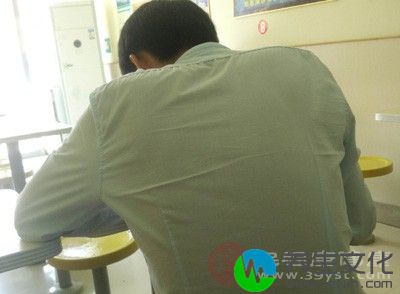 因为容貌、身材、修养等方面的因素，在与他人的交往中有自卑心理，不敢阐述自己的观点，做事犹豫，缺乏胆量，习惯随声附和，没有自己的主见