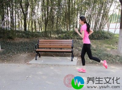 多运动，多做有氧运动。如跑步、打球及游泳，增加身体血液循环