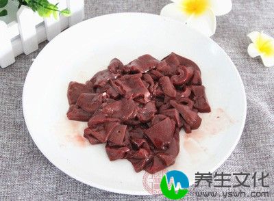 应限制肉类的摄入量，特别是动物内脏