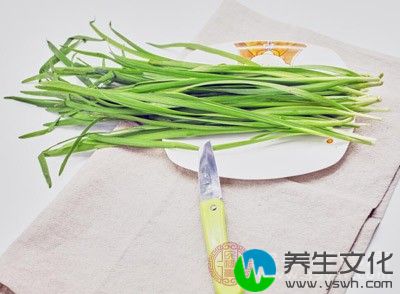 多吃含糖低的蔬菜， 如韭菜、西葫芦、冬瓜、南瓜、青菜、青椒、茄子