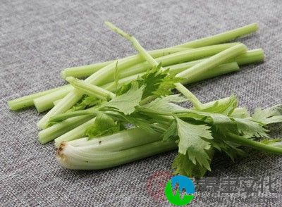 鲜芹菜100～150克，洗净，捣烂取汁