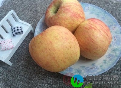 多吃新鲜的水果和蔬菜，如苹果等