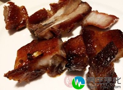 首先将准备好的排骨洗干净先入锅炒一下。肉发白后,倒入一勺料酒,两勺白糖,翻炒。倒入两勺醋,翻炒;倒入3勺酱油,翻炒