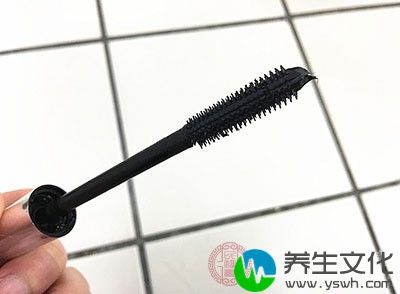 贴好后可以用眼线液来加强睫毛间隙的填补