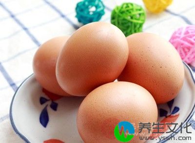 每百克食物中，猪肉含硒10.6微克，鸡蛋含硒23.3微克，鸭蛋含硒30.7微克，鹅蛋含硒33.6微克