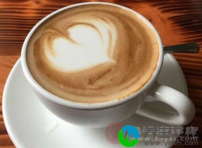 浓茶水、咖啡等饮料本身不会增加嘌呤的含量，但它们有兴奋自主神经的作用，加重痛风，也可能会诱使痛风急性发作，痛风患者应尽量避免饮用