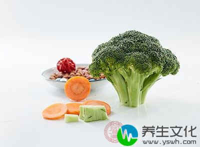 点菜时,可以多点些蔬菜、豆腐、菌类等素菜,少点油腻,拒绝煎炸菜肴。一定数量的素菜是必不可少的,菜肴中应有1/2来自蔬菜、菌类和豆制品,这样就可以通过荤素搭配保证营养均衡