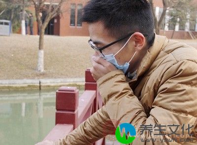 由于大量鼻涕由鼻腔倒流入喉咙，刺激咽喉而引发咳嗽