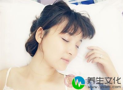 无质无量的睡眠会影响眼周肌肤的血液循环,挑选一款合适高度的枕具可保证良好的睡眠。建议枕具高度为8厘米