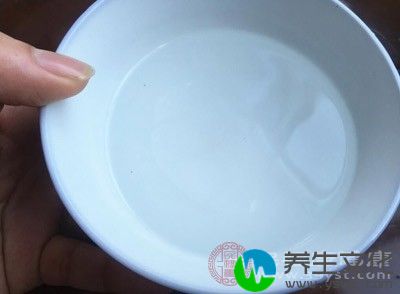 经常熬夜、喝水少、喜食香辣等不良习惯容易让女性发生“上火”现象