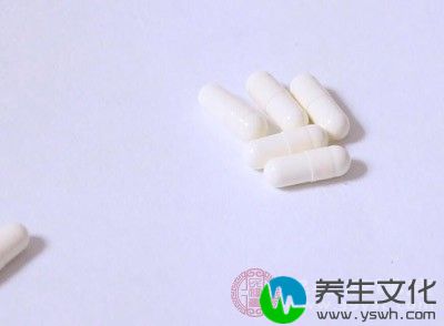 苯巴比妥每日4～8mg/kg，副作用有嗜睡及吮奶缓慢