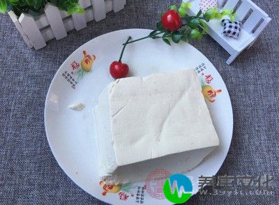 下入豆腐块，火腿片，冬菇片