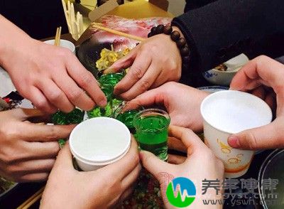 酒精本身可直接损害胃粘膜，酒精还能引起肝硬化和慢性胰腺炎，反过来加重胃的损伤