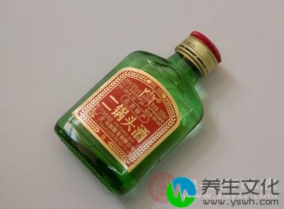 如白酒 ，白酒中的酒精成分在肝脏内影响内源性胆固醇的合成