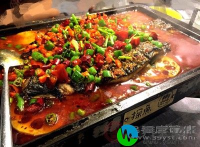 稍吃辛辣油腻、生冷食物、饮酒，或一进餐即会腹泻，有的在腹泻时或腹泻前伴有腹痛、肠鸣，腹泻后腹痛感会减轻