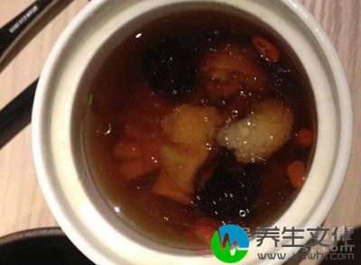 取食材雄乌骨鸡1只、白果,粳米,以及莲肉各15g,胡椒30g。之后将乌骨鸡进行清洗干净,洗好之后将其他药材放入鸡腹中,然后再将乌骨鸡放入砂锅中进行煎煮,煮好之后即可服用。适用于脾虚型患者