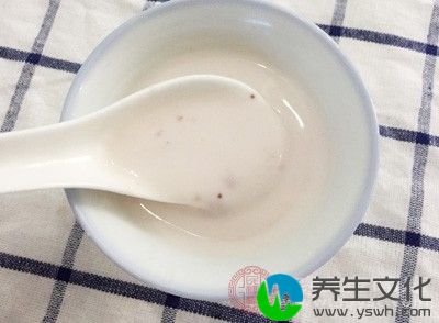 一般情况下，含有益生菌的食物有酸奶、奶酪、腐乳等，同时，像香蕉、大蒜、蜂蜜、洋葱等物质