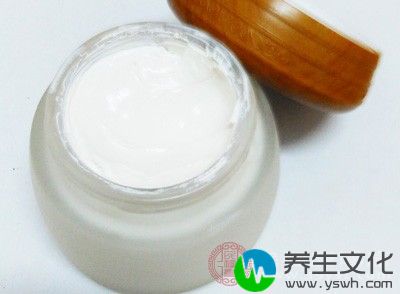 涂抹约10元硬币大小的按摩油或乳液在右大腿肌肤