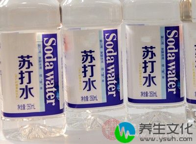 远离那些让你产生不适的食物。有些人可能对产气食物比如豆类和苏打水比较敏感