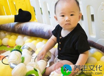 孩子患有抽动症时常可表现为咧嘴、撅嘴、缩鼻、扮怪相等