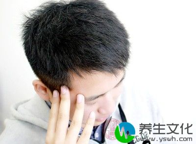 表现为精神萎靡、抑郁、焦虑、悲观和记忆力减退，有些患者的精神心理异常与脑血管病变所致的脑萎缩有关