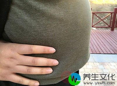 痛风病患做口服葡萄糖负荷试验，结果发现有30-40%合并「轻症非胰岛素依赖型」糖尿病;那是肥胖及暴饮暴食引起胰岛素感受性低所致