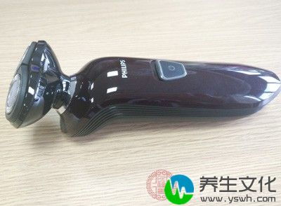 不共用可能会刺破皮肤的用具，如剃须刀、修脚刀等