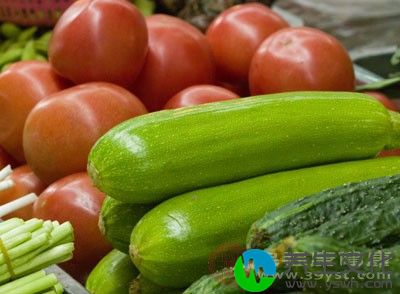 治疗脑出血，要防止情绪激动，多食新鲜蔬菜、水果