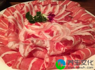 如猪、牛、羊肉、火腿、香肠、鸡鸭、鹅、兔、鱼虾、菠菜、豆类、蘑菇等,花生也应少食。不要酗酒,尤其是要禁饮啤酒