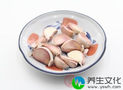 勿吃容易引发出汗的食品，如辣椒、生葱、生蒜等