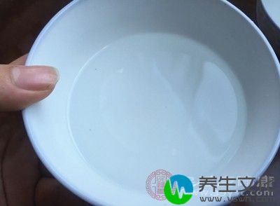 水是美白不可缺少的，早晨起来可以空腹喝一杯凉白开