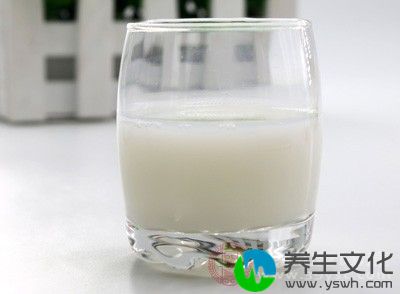 半斤牛奶，含钙300毫克，还含有多种氨基酸、乳酸、矿物质及维生素