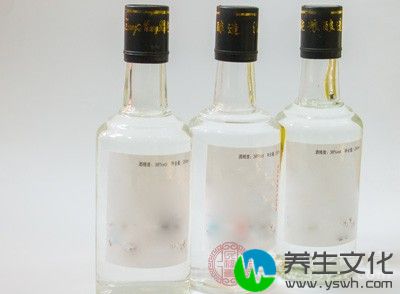 少食或忌食辛辣厚味滋腻、生冷不洁之物，并应戒除烟酒