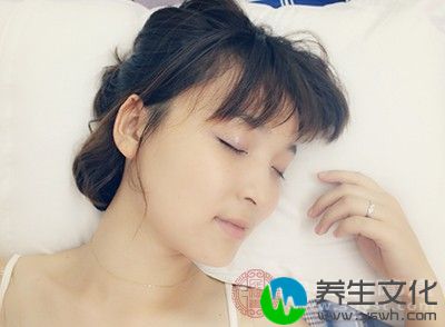 在平时要注意劳逸相结合，要保证充足的睡眠时间，应该做到早睡早起的原则