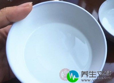 患者在食用水和盐方面应视有无腹水和水肿而定