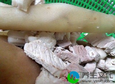 猪肉与菊花是不能同食的,否则就会引起食物中毒