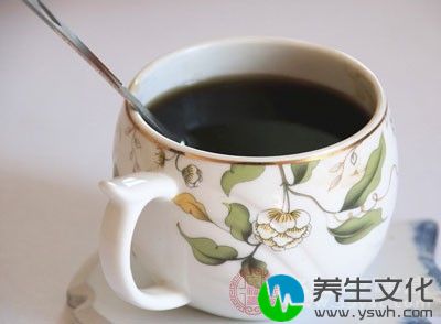 女性在经期喝咖啡，有可能会导致痛经加重、月经量多