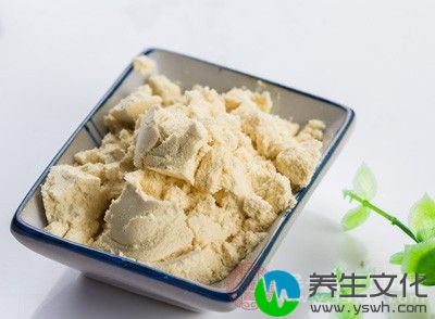 藕粉用清水调开,然后倒入调好的藕粉搅拌均匀