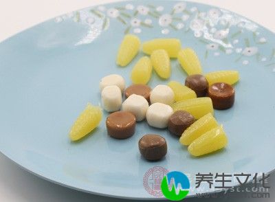 常见的高糖食物：砂糖、糖果、糕点、蜂蜜等