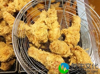 在患者日常的饮食中需要避免辛辣、油腻的食物，要尽量去吃清淡的食物