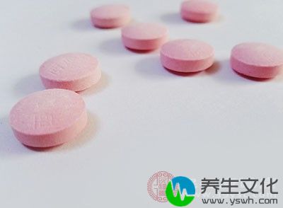 孩子的手足口病出现了口腔疱疹的话就用西瓜霜或者选择珠黄散或者是冰硼散来涂抹口腔的疱疹患处