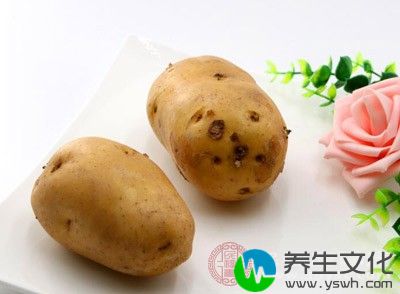 马铃薯400克，植物油、酱油、花椒、葱、盐等调理各适量