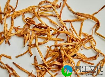 一个成年人如果一次食入鲜黄花菜50-100克即可引起中毒