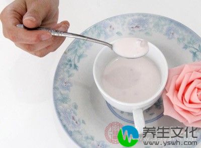 宜多进食富含维生素A、D的食物,如动物肝脏、奶类、鱼肝油、蛋黄、胡萝卜等